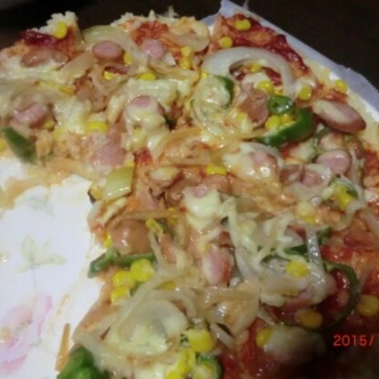 写真、食べかけですが・・・(^▽^;)　ピザ大好きの子ども達に大好評でした(*^^*)
残りごはん活用に最適！また作りま~す。